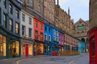 To miasto duchów, Frankensteina i Harry'ego Pottera. Z Rzeszowa to dwie godziny lotu 