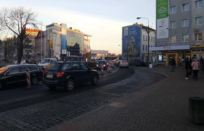 Przystanek będzie przesunięty w stronę mostu.