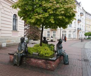 Ławeczka Poetów w Tarnowie. To jedno z ulubionych miejsc turystów odwiedzających Małopolskę!