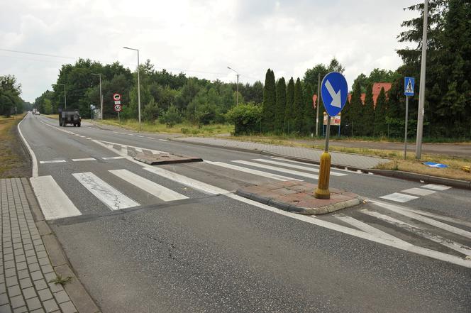 Koszmarny wypadek pod Warszawą. Szaleniec wyprzedzał na pasach. Wnuczka widziała, jak ginie jej babcia 