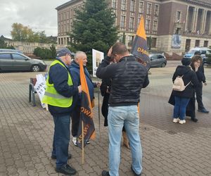 Hutnicy i koksownicy wyszli na ulice w Dąbrowie Górniczej. Apel do rządu o ratunek dla branży i tysięcy miejsc pracy