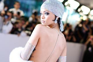 Rihanna świeci z każdej strony GOLIZNĄ!