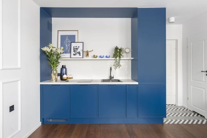 Ciekawa aranżacja wnętrza kawalerki. Kuchnia, jadalnia, sypialnia i wanna w jednym pokoju