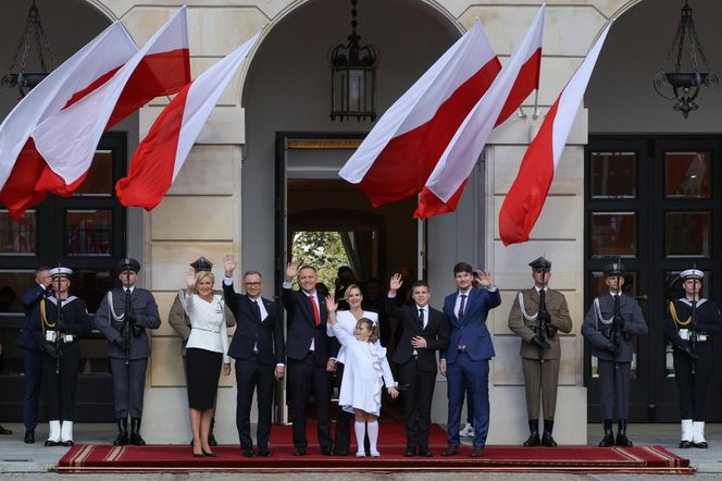 Uroczyste wejście Pary Prezydenckiej do Pałacu Prezydenckiego. Przemarsz ulicami Warszawy