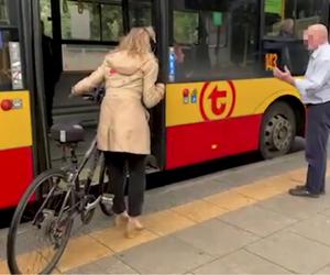  Awantura o przewóz roweru w autobusie w Warszawie. Kierowca nie wpuścił rowerzystki w ulewę. „Jest pani młoda, ma pani siłę, żeby jechać na rowerze”