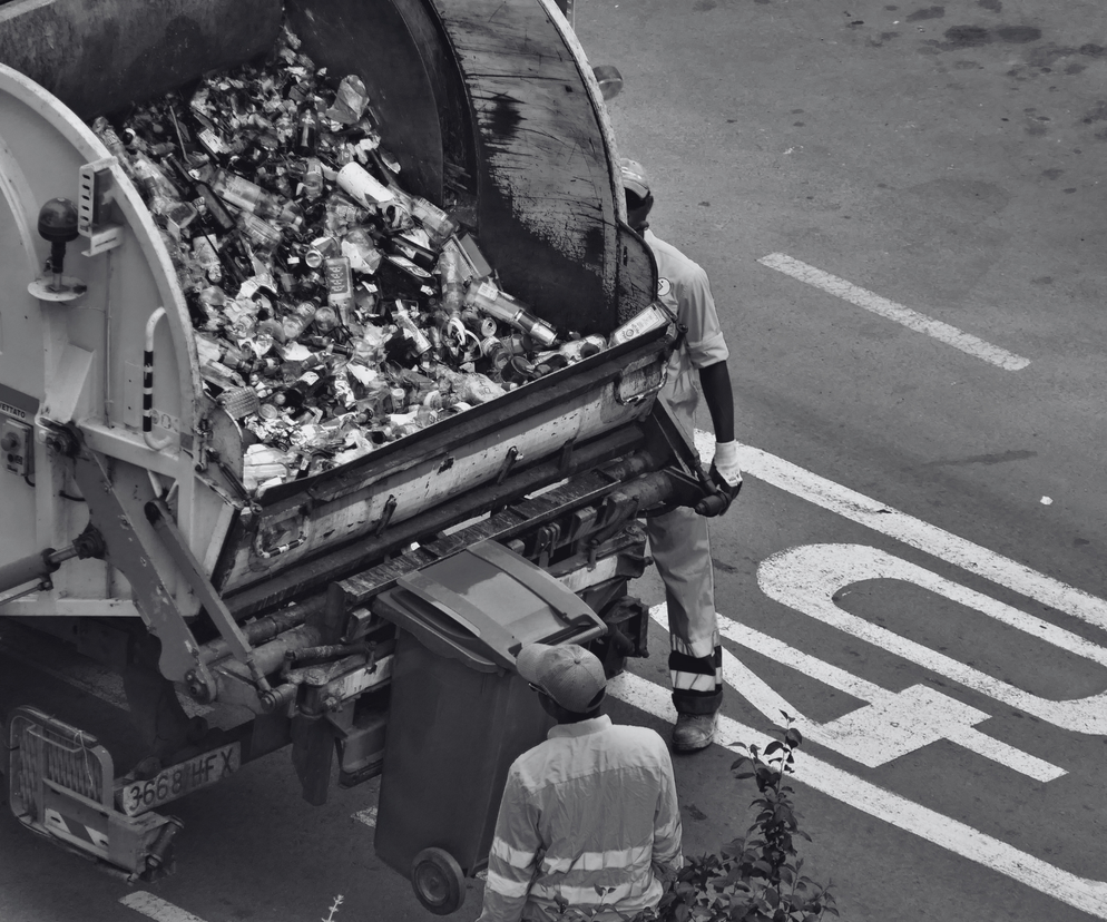 Tragiczny wypadek w Sosnówce. Pracownik śmieciarki nie żyje