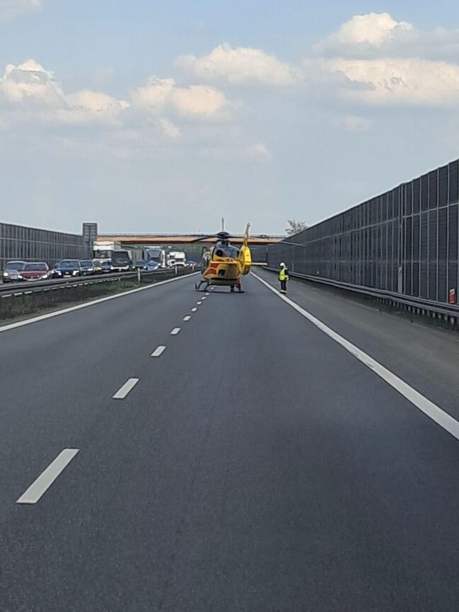 Karambol na autostradzie A4. Zderzyło się siedem samochodów! Lądował śmigłowiec LPR