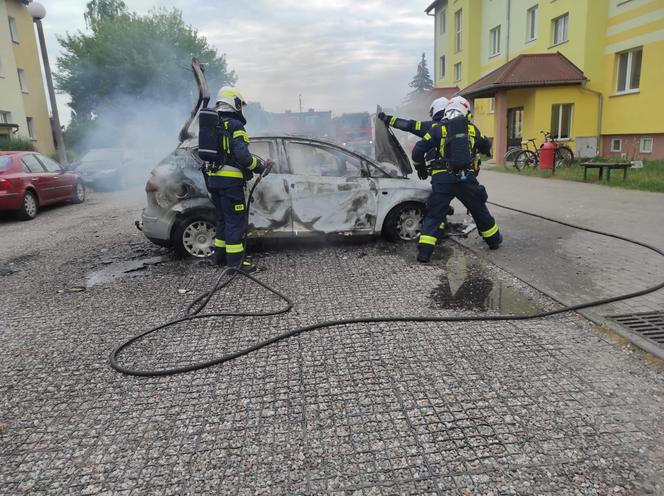 Pożar osobówki w Solcu Kujawskim! Z auta niewiele zostało [ZDJĘCIA]