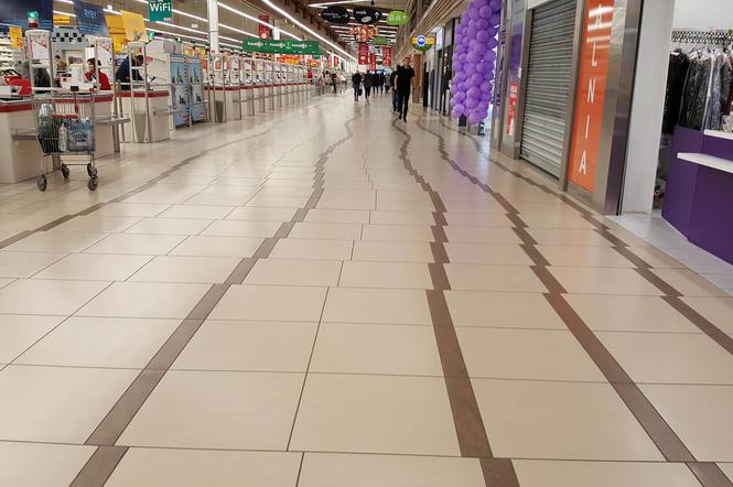 Krzywa posadzka w gdańskim Auchan