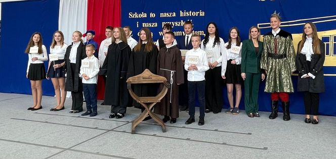 Pierwsza Dama uczciła z uczniami 100 lat od nadania imienia Stefana Batorego Szkole Podstawowej w Liwie