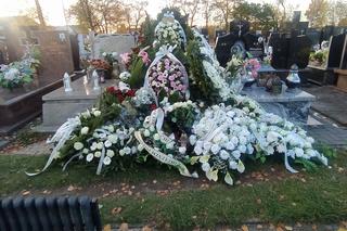 Białe róże okryły grób pięknej Wiktorii. Morze łez po śmierci 25-latki z Łochowa
