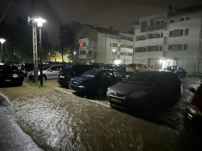 Ustroń pod wodą po nocnej ulewie. Po północy wylał potok Młynówka. Pod wodą wiele ulic i domów