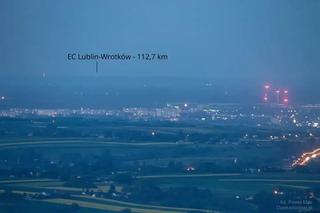 Komin elektrociepłowni na lubelskim Wrotkowie widziany z Gór Świętokrzyskich