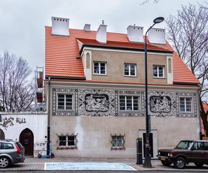 Nowe życie sgraffito. Zobacz odrestaurowane cztery warszawskie sgraffiti 