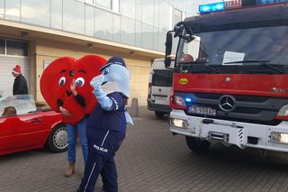 Uwaga, mikołaje na wysokościach! Bydgoscy strażacy zrobili niesamowitą frajdę małym pacjentom