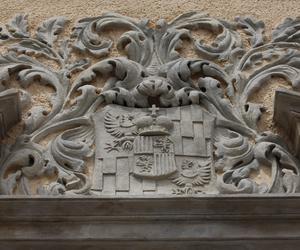 Pałac Sobieszów po remoncie – kartusz herbowy nad wejściem do pałacu
