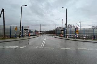 Czerwone światło i opadające rogatki nie powstrzymały kierowcy forda. Pociąg przejechał mu przed zderzakiem