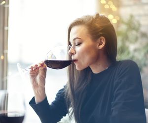 Nadmiar procentów szkodzi urodzie. Jaki wpływ ma alkohol na skórę, włosy i paznokcie?