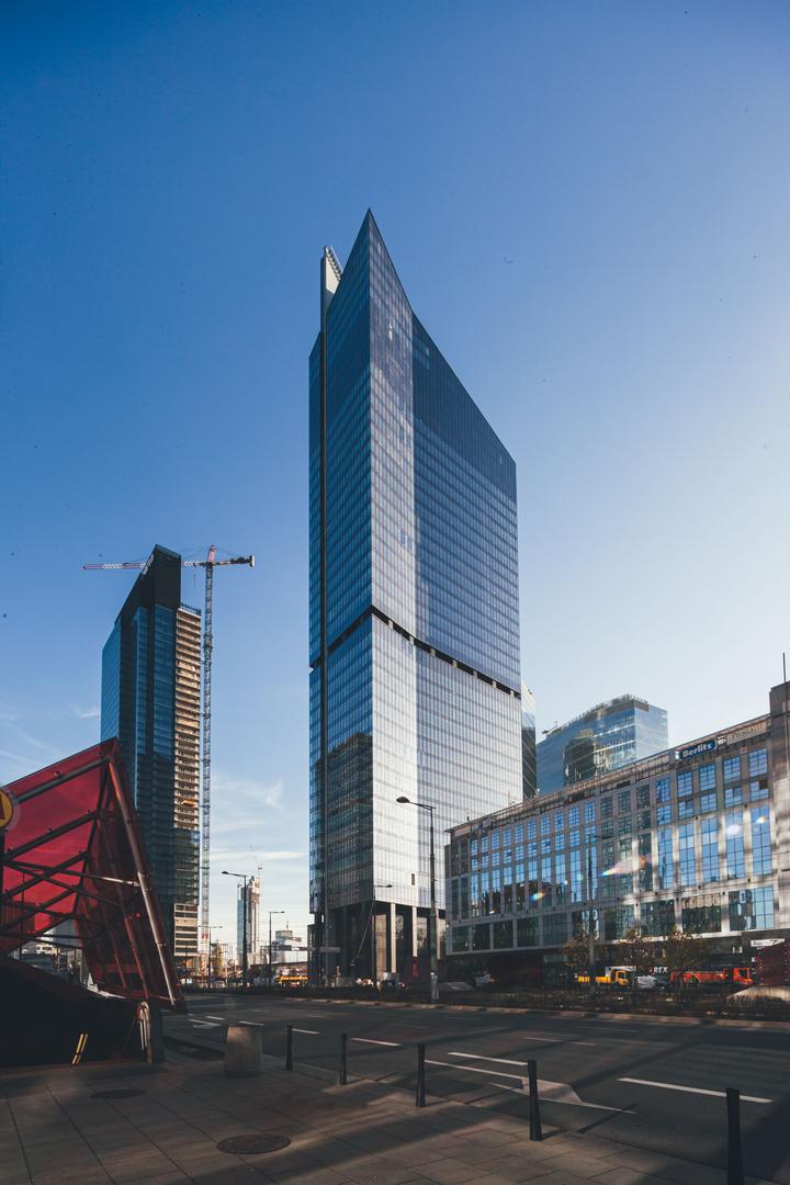 Skyliner w Warszawie: po wieżowcu oprowadza Michał Sadowski