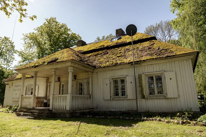 W Łękach Kościelny można podziwiać dworek z XVIII wieku