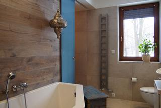 Projekt łazienki w stylu etno: naturalne drewno, dekoracyjne kafle, inspirujące dodatki