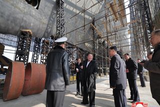 Północnokoreańska fregata w budowie