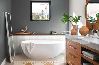 Łazienka z ciemnymi ścianami i jasną podłogą