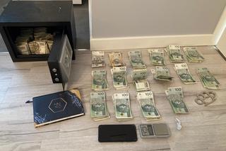 Policjanci zatrzymali dilera po brawurowym pościgu! Miał 5 kg narkotyków i sejf wypchany pieniędzmi [WIDEO]