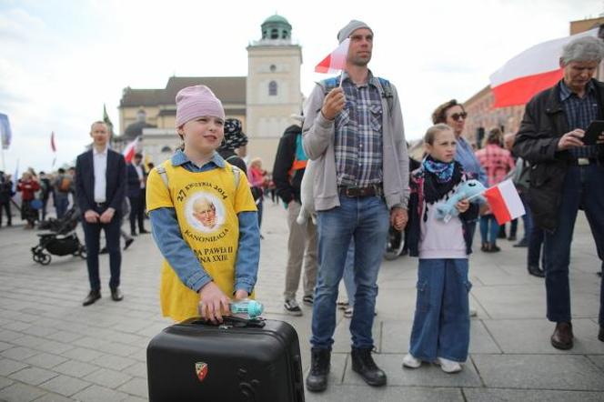 Narodowy Marsz Życia przez Warszawę. Organizatorzy mówią, że idą w obronie „poczętych dzieci zagrożonych aborcją”