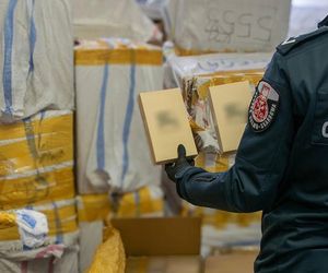 Potężne uderzenie KAS w Wólce Kosowskiej! W magazynie podróbki za 20 mln zł! Co jeszcze znaleźli celnicy?
