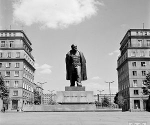 Gigantomania pomników i budowli w PRL-u