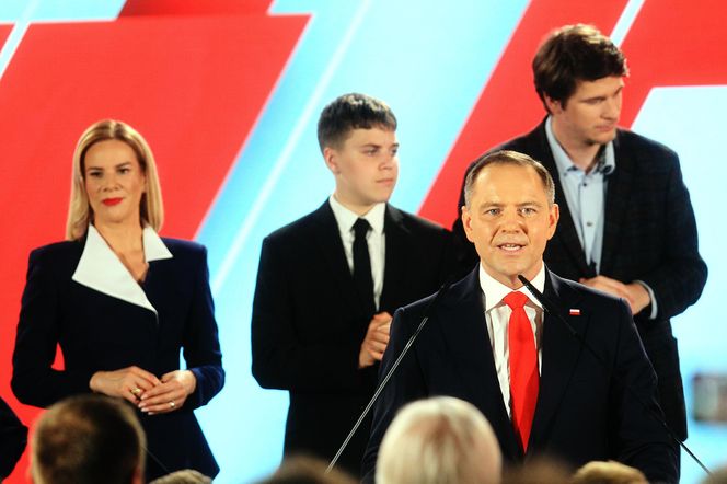 Marta Nawrocka na spacerze z córką i mężem