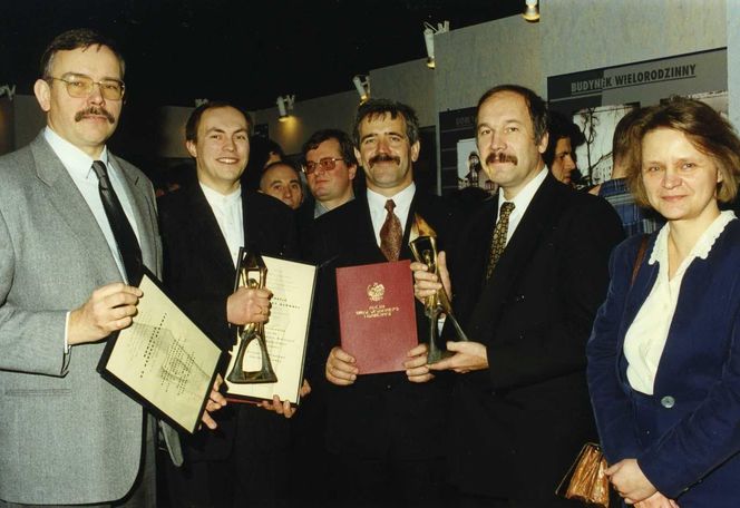 Od lewej: architekJakub Wacławek i Grzegorz Stiasny, Jerzy Smoczyński (burmistrz gminy Białołęka), Jacek Kaznowski (przewodniczący Rady Gminy), Irena Szymczyk (sekretarz gminy)