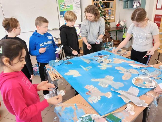 W ramach akcji "Malujemy sercem" uczniowie SSP STO w Siedlcach stworzyli 11 prac plastycznych