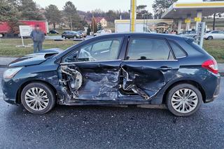 Tuchów. Zderzenie trzech samochodów osobowych na drodze wojewódzkiej