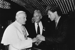 Co?! Sławny aktor ujawnił, co w młodości zrobił mu Jan Paweł II! W zakrystii nie było przebacz