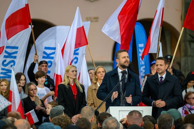 Zorro skradł show Trzaskowskiemu podczas wiecu w Tarnowie. Walczył szpadą i transparentem