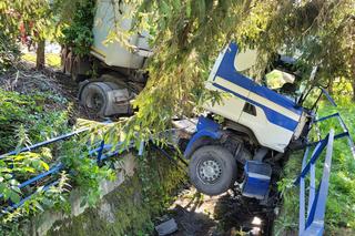 Makabryczny wypadek pod Chrzanowem. Osobówka zderzyła się z tirem. Zginęła 25-letnia kobieta