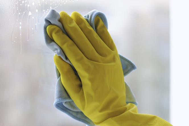 Mycie okien i parapetów: jak myć okna. Szyby bez smug - domowe porady