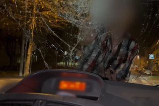 Wskoczył na maskę samochodu i zaczął uderzać pięściami w szybę. Małżeństwo pojechało z nim prosto na komendę