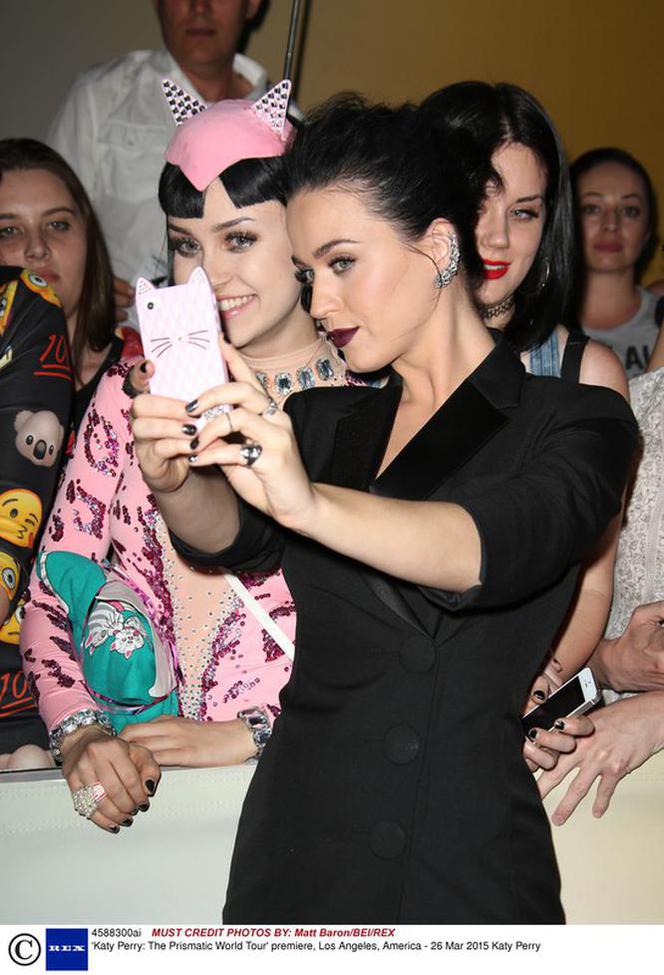 Katy Perry promuje swoją trasę koncertową w małej czarnej! Perry zmienia swój wizerunek? [ZDJĘCIA]