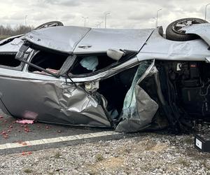 Horror w powiecie wołomińskim. Przerażający wypadek. Honda koziołkowała przez kilkadziesiąt metrów