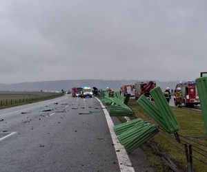 Koszmarny wypadek na A1 między Nowymi Marzami i Grudziądzem. Dwie osoby ranne! [ZDJĘCIA]