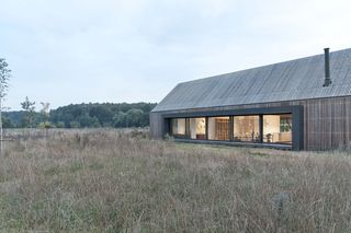 Domy modern barn - okrojone ze wszystkiego, co zbędne. I dlatego dom typu stodoła to wciąż mocny trend w architekturze