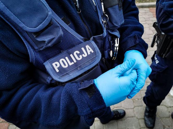 #ZostańWDomu. Policjanci sprawdzają, czy mieszkańcy przestrzegają kwarantanny