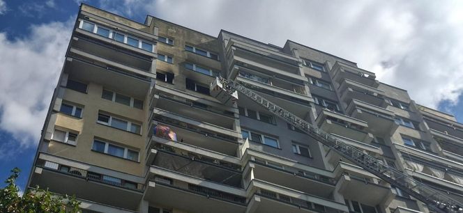 Kobieta zginęła w pożarze w wieżowcu. Udział osób trzecich niewykluczony [ZDJĘCIA]