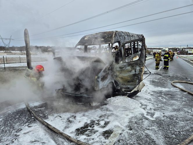 Bus spłonął doszczętnie pod Tarnowem. Podróżowało nim 25 osób