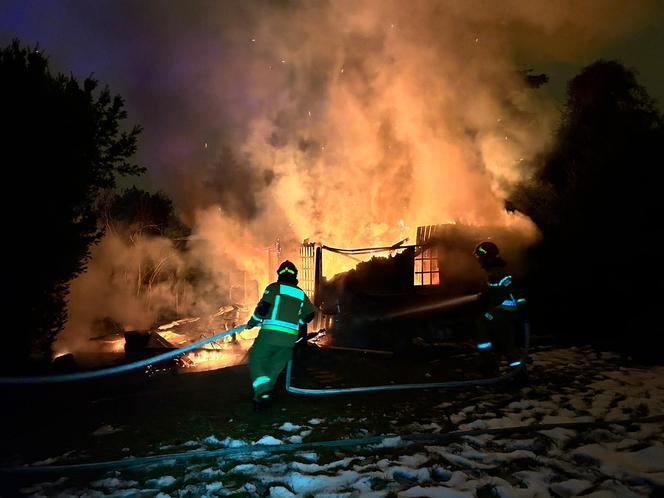 Kłęby dymu na Bielanach. Domek letniskowy stanął w płomieniach. Ranny mężczyzna