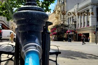 Nowe zraszacze na Piotrkowskiej w Łodzi