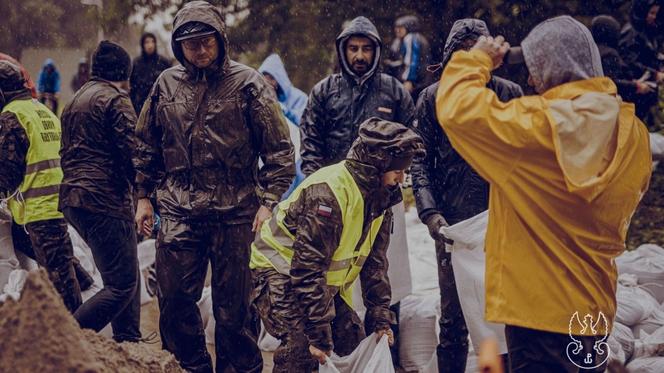 Wojsko Polskie pomaga ewakuować ludność z podtopionych terenów